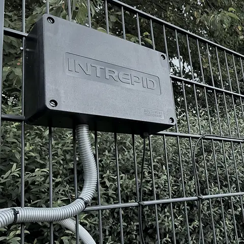 INTREPID-Sensorbox von Southwest Microwave an einem Doppelstabmattenzaun auf dem Testgelände in Eggenfelden.